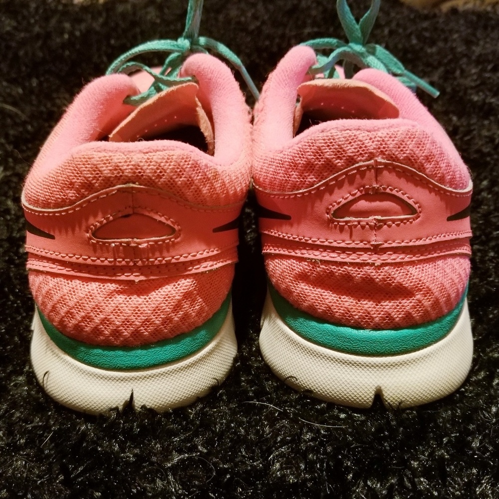 Pink Nike shoes - Picture 4 of 7